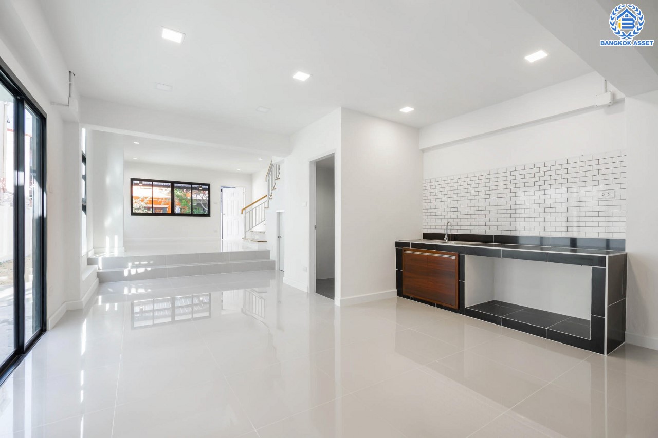 บ้านมือสองตกแต่งใหม่ ม.นันทนาการ์เด้นท์1 ราชพฤกษ์-ท่าอิฐ แบรนด์ Property Perfect หลังใหญ่ เนื้อที่ 31.3 ตร.ว. ฟังก์ชัน 2 ห้องนอน 2 ห้องน้ำ บนทำเลเดินทางสะดวก เข้า-ออกได้ ทั้งถ.ราชพฤกษ์ และถ.รัตนาธิเบศร์ ใจกลาง 2 เซ็นทรัล และใกล้รถไฟฟ้า "สถานีบางรักน้อยท่าอิฐ" เพียง 5 นาที